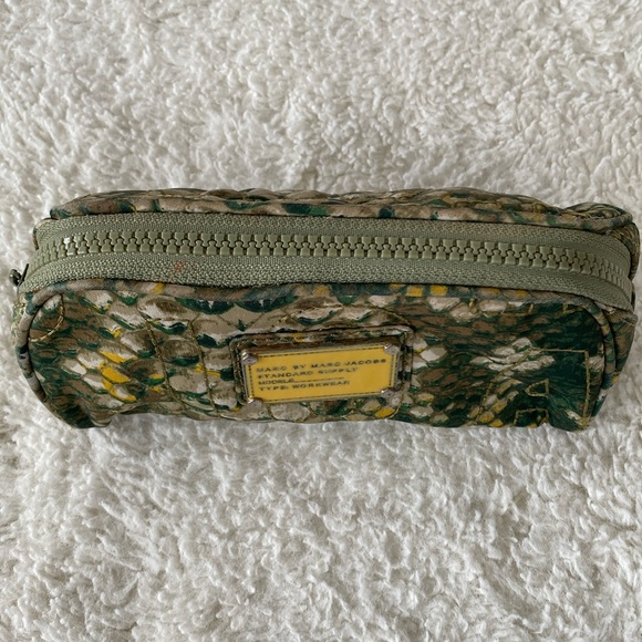 ❤️ Marc Jacobs Snake Print Quilted Cosmetic Case - Picture 3 of 11